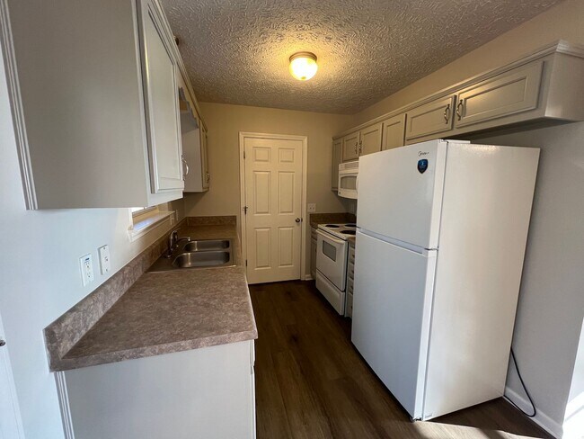 Foto del edificio - 3 Bedroom 2 Bath - Fenced-in Backyard in Christiana! Available Now!