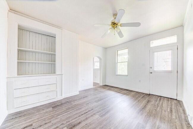 Foto del edificio - Available June 2024 - Spacious 3 Bedroom, ...