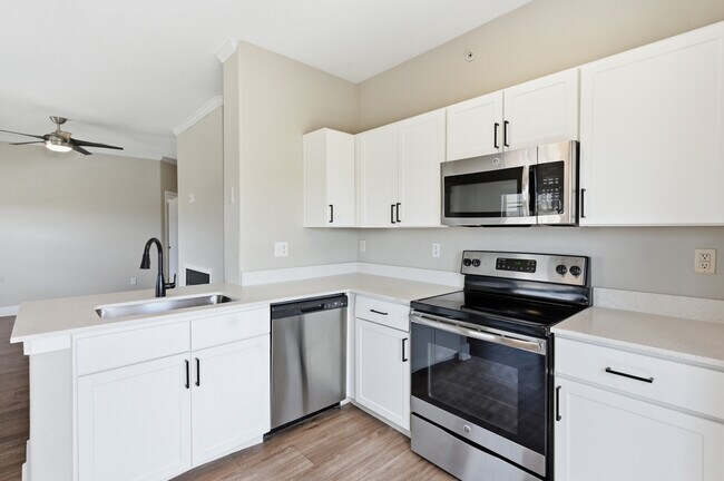 Cocina, come y reúnete en un espacio de cocina con estilo. - Grove at Cherry Creek Park