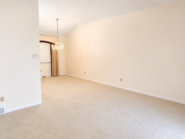 Foto del edificio - Spacious 3-Bedroom Split-Level with Formal Dining Room, Fireplace, and Fenced Backyard