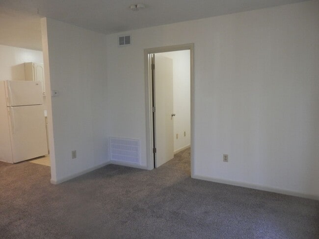 Building Photo - 6200 NE Circle Dr