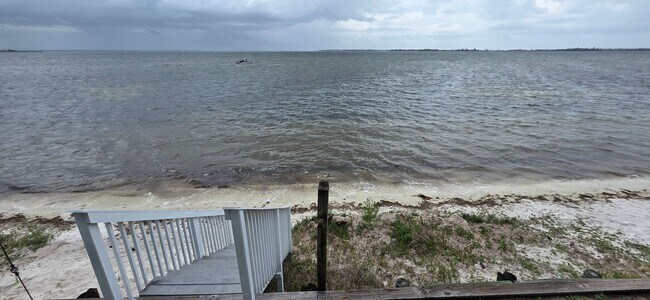 Foto del edificio - Here is your 3bed/3bath home on the water!