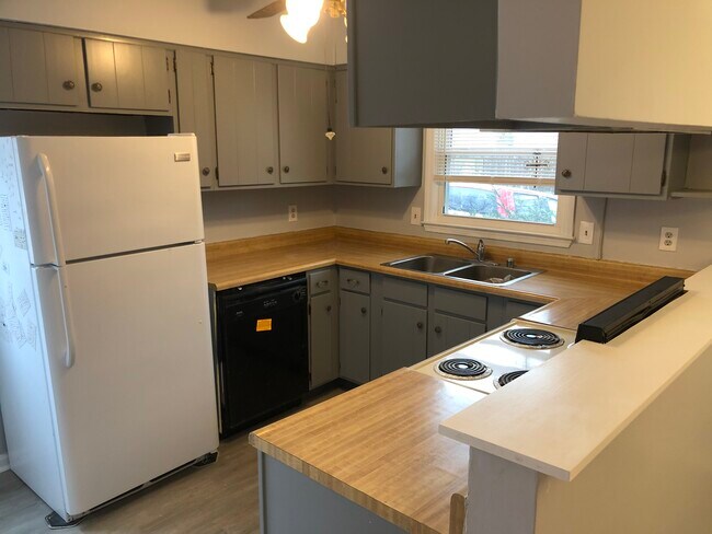 Building Photo - 2686 Woodhill Dr