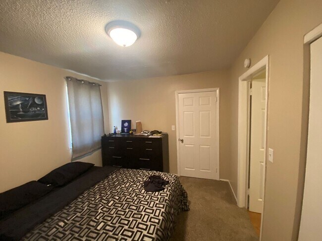 Foto del edificio - Cute 3 Bedroom Fourplex on Sunny Lane