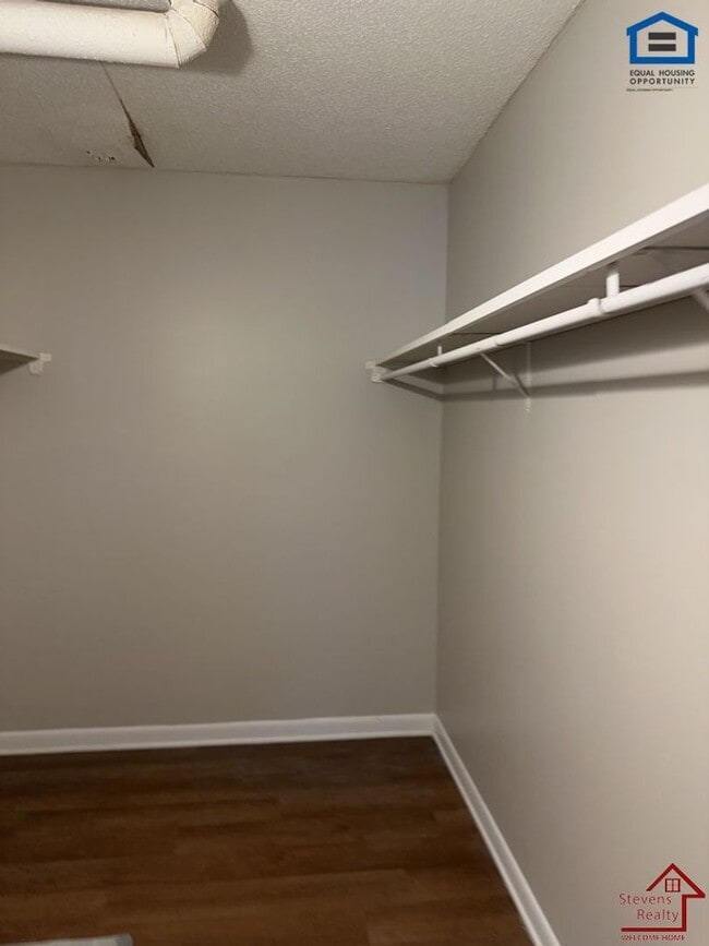 Building Photo - 915 S Seminole Dr