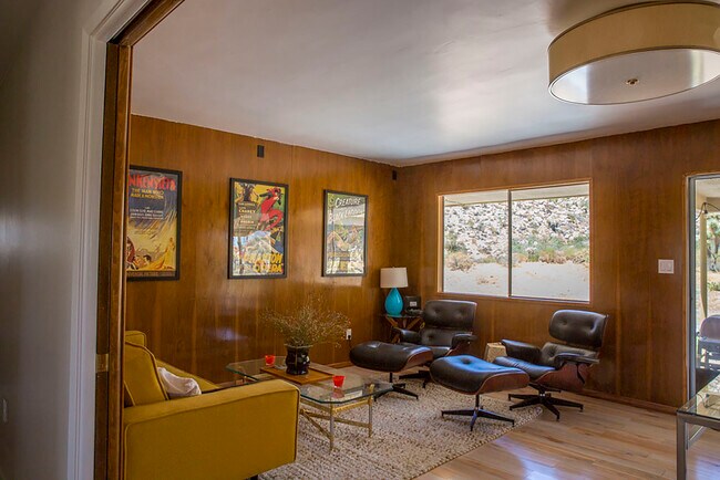 Foto del edificio - 56996 Crestview Dr
