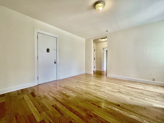 Building Photo - 585 W 204th St