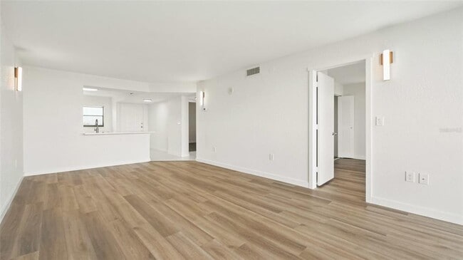 Building Photo - 900 Cove Cay Dr