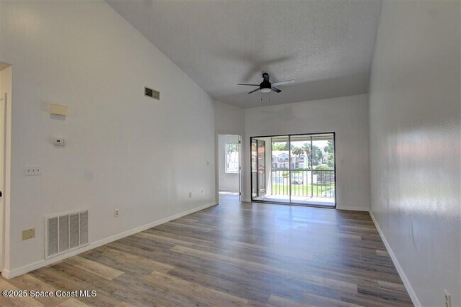 Foto del edificio - 1051 Country Club Dr