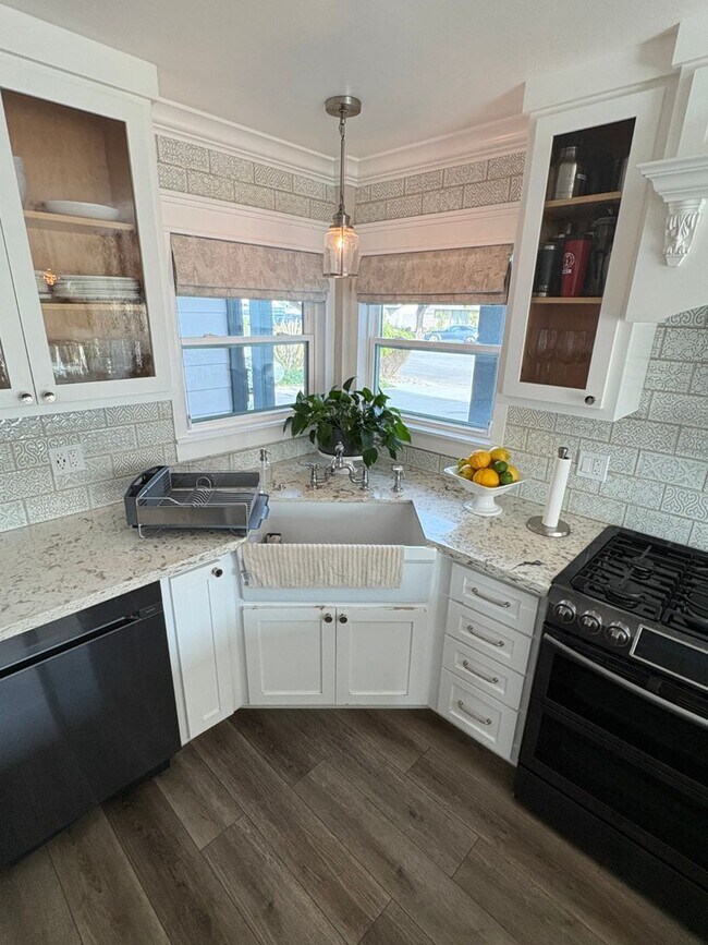 Foto del edificio - Remodeled Craftsman style 3 bedroom, 3 bathroom home - this is NOT your typical rental - Must See!!