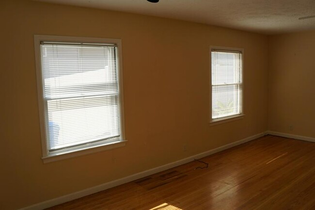 Building Photo - 547 S 11th Ave