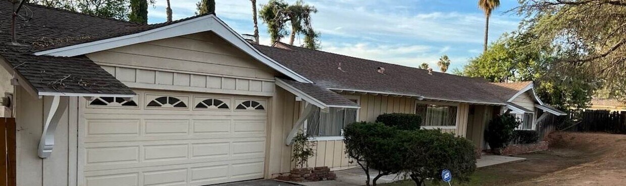 Foto principal - Large Ranch Style Home on Huge Lot