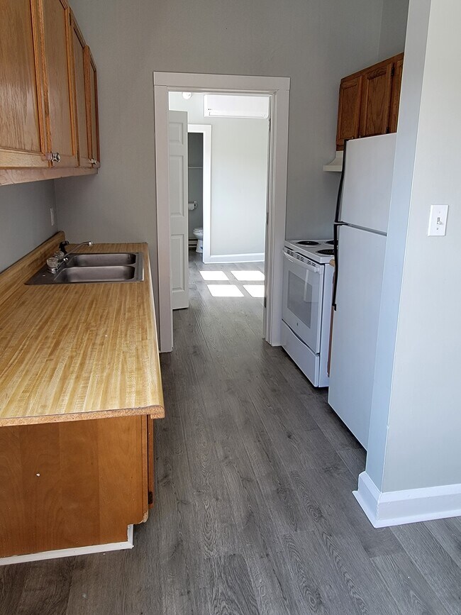 Apt B Kitchen - 117 N Pendleton Ave