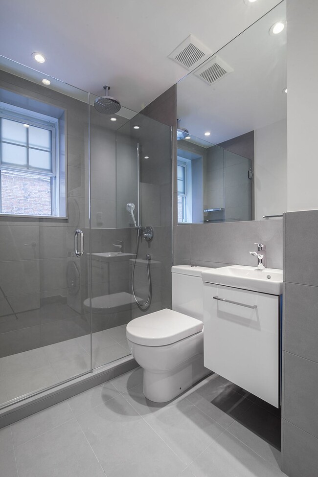 Building Photo - 2060 Rue du Fort