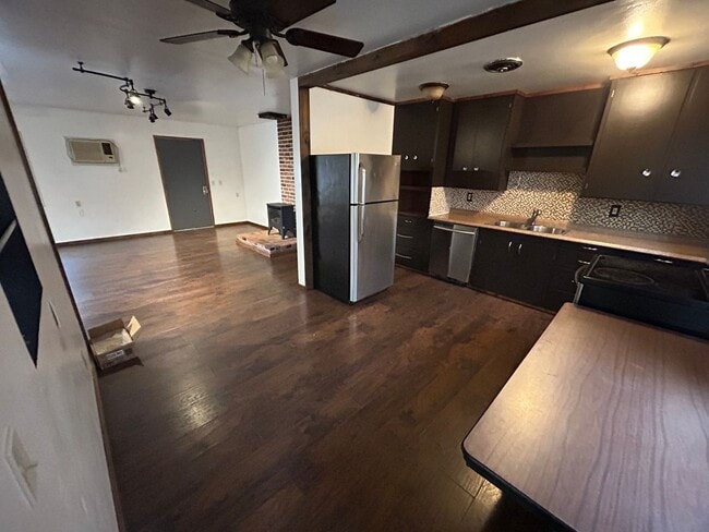 Building Photo - 3 Bedroom/1 bath Home avaiable now.