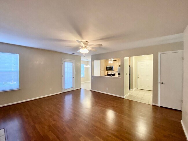 Building Photo - Ready 09/17/24!! Adorable 2-Bedroom 1st Fl...