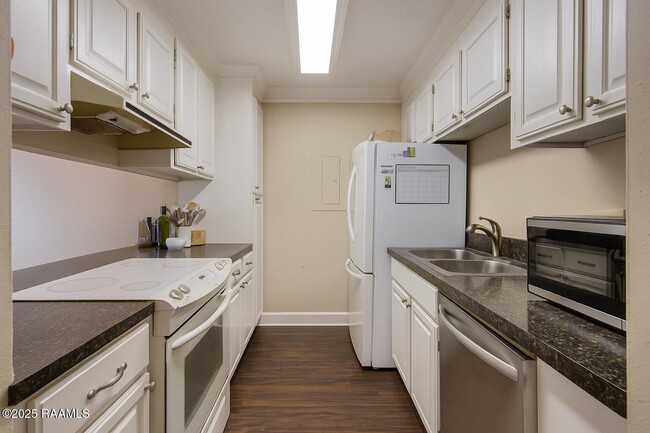 Building Photo - 110 W Bayou Pkwy