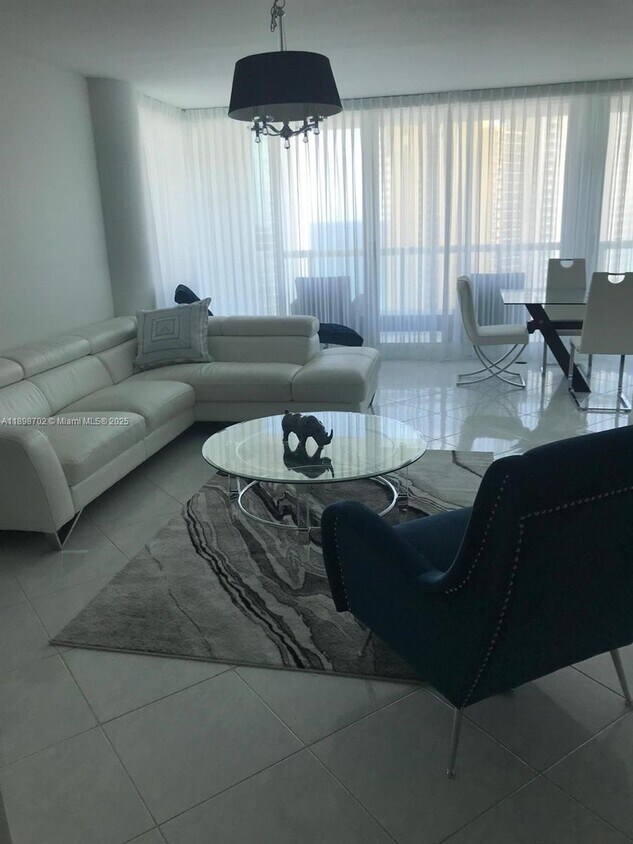 Foto principal - 16400 Collins Ave