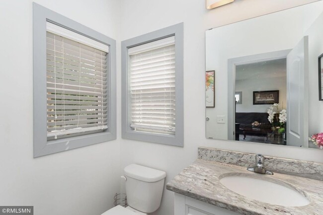 1/2 bath - 310 George St W