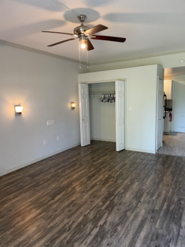 Building Photo - 2180 Country Club Dr