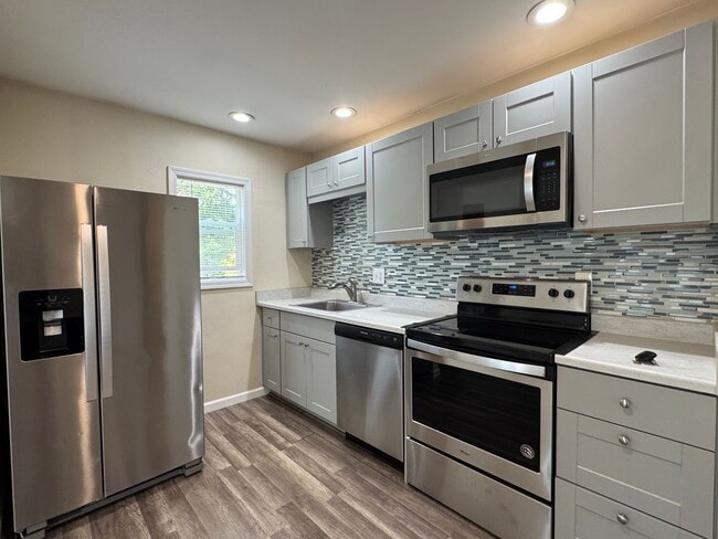Building Photo - James Lane Duplex