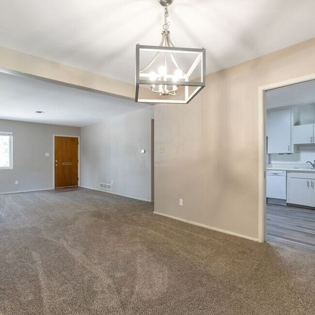 Foto del edificio - Single Family Home in Hoffman Heights - So...