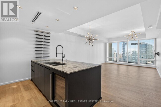 Photo du bâtiment - 180 University Ave