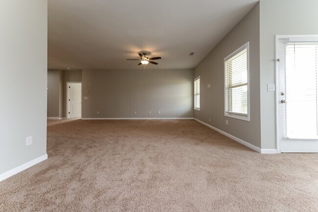 Building Photo - 3708 Pamela Dr SE
