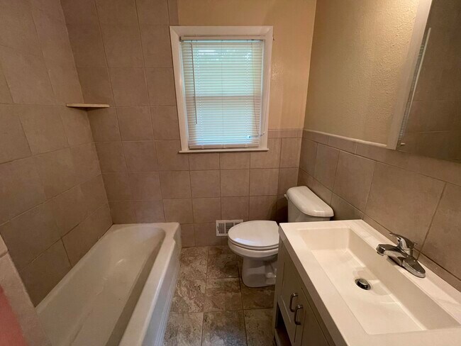 Building Photo - 139 Chantilly St