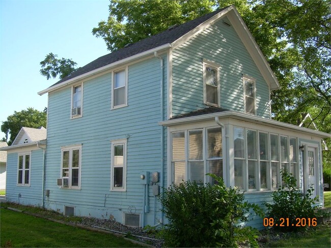 Building Photo - 419 Main Ave