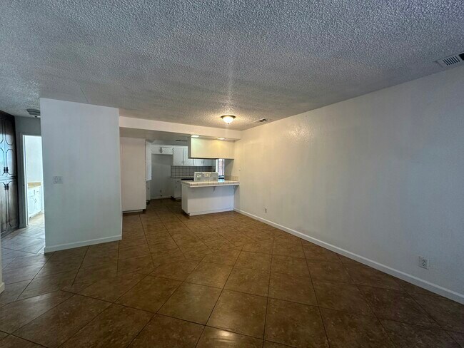 Foto del edificio - 1711 E Paradise Ave