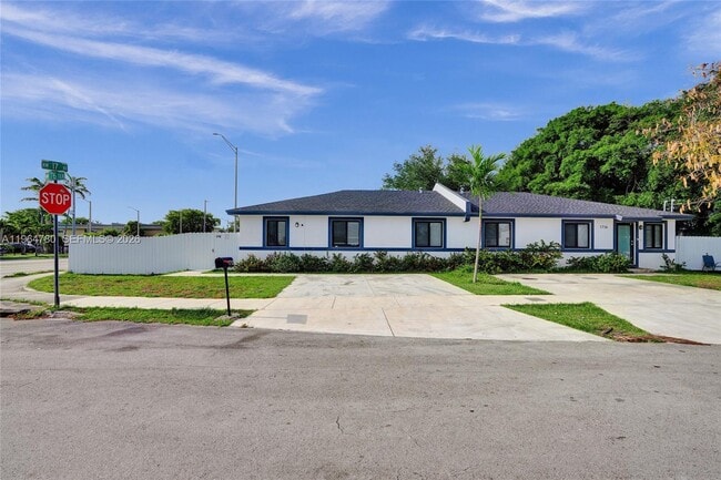 Building Photo - 1712 NW 76th Ter