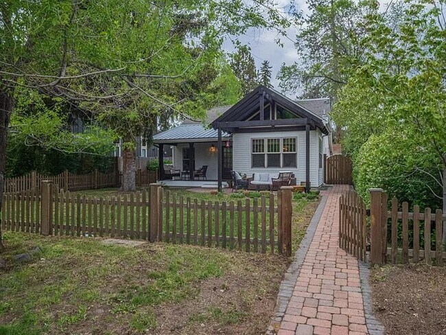 Foto del edificio - Newly Updated 2 Story Home with Large Yard