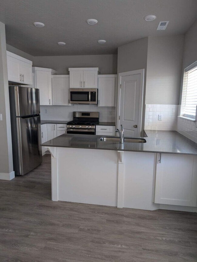Building Photo - Brand New Townhome! Half off First Month M...