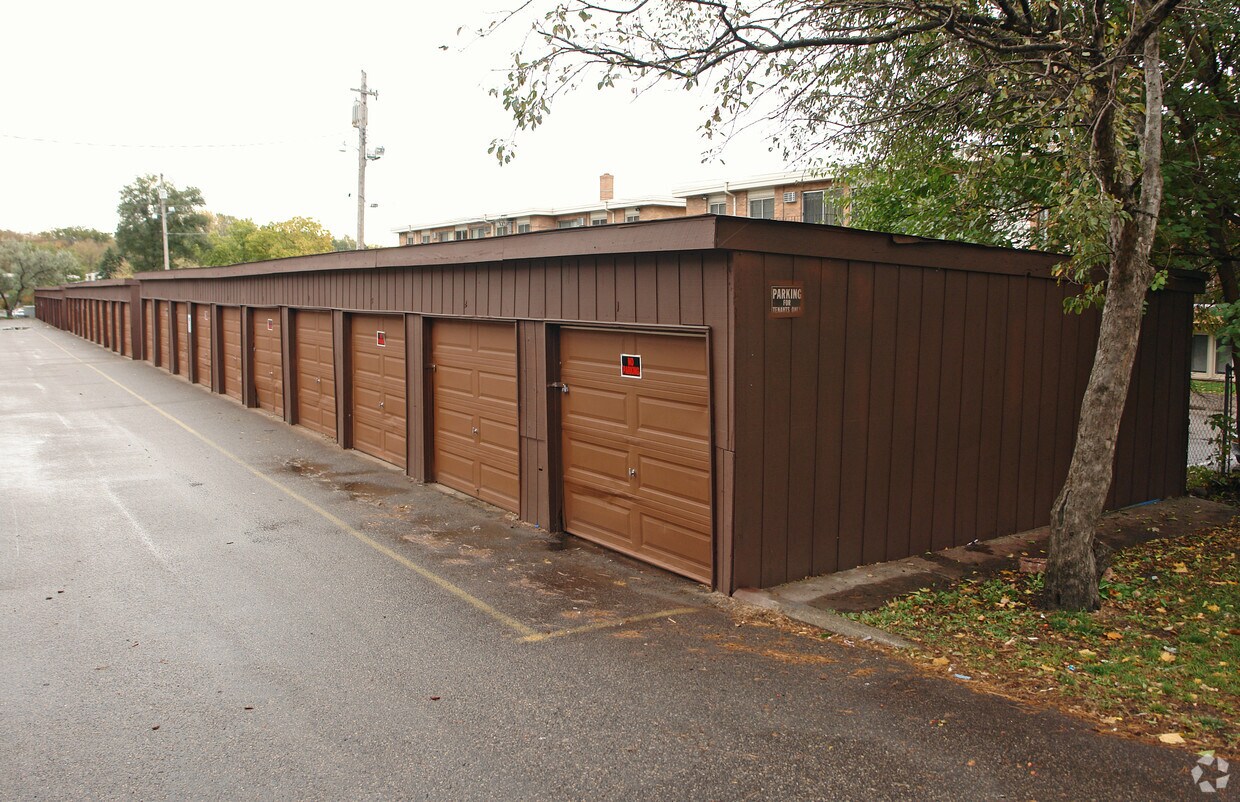 Garaje - Phalen Manor Apartments