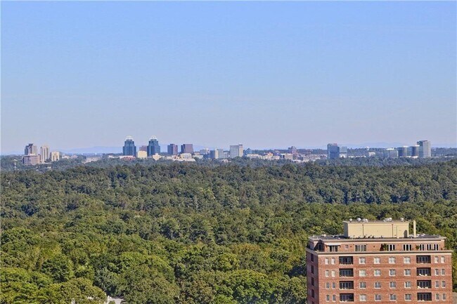 Building Photo - 3481 Lakeside Dr NE