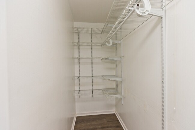 Building Photo - Charming 2B 2B condo in Lakeview available...