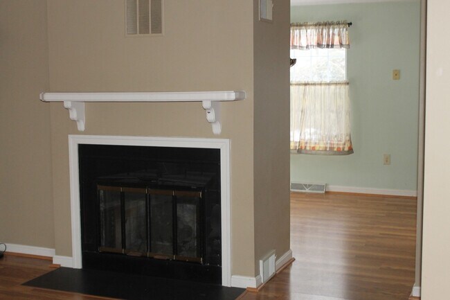 Building Photo - Town Home