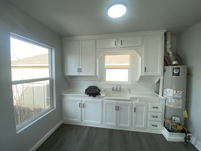 Building Photo - Modern 1-Bedroom Apartment with Thoughtful...