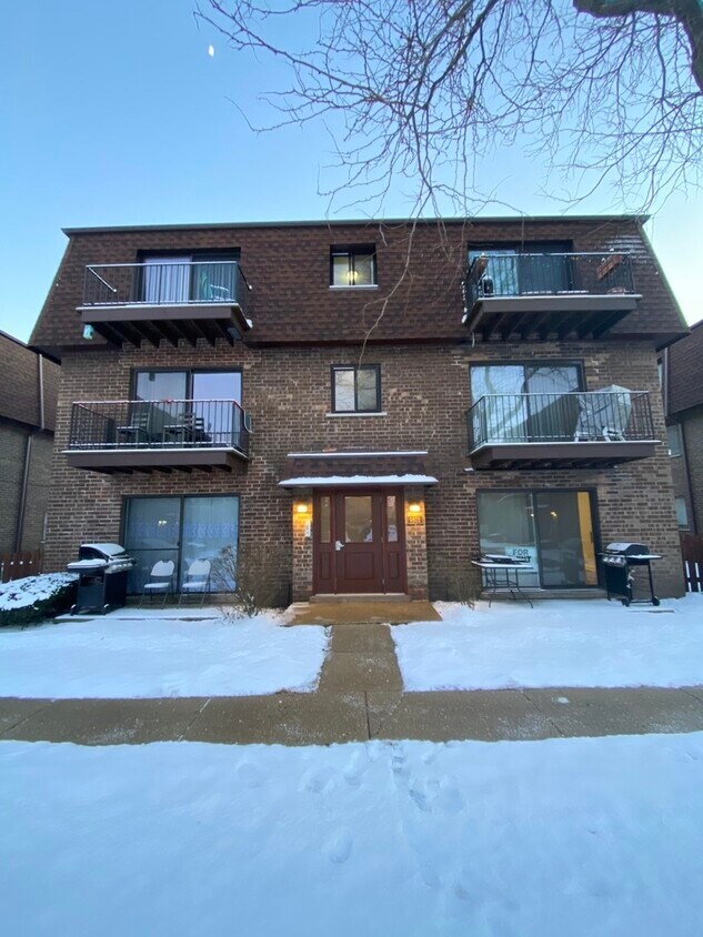 9802 Bianco Ter Unit B, Des Plaines, IL 60016 Condo for Rent in Des