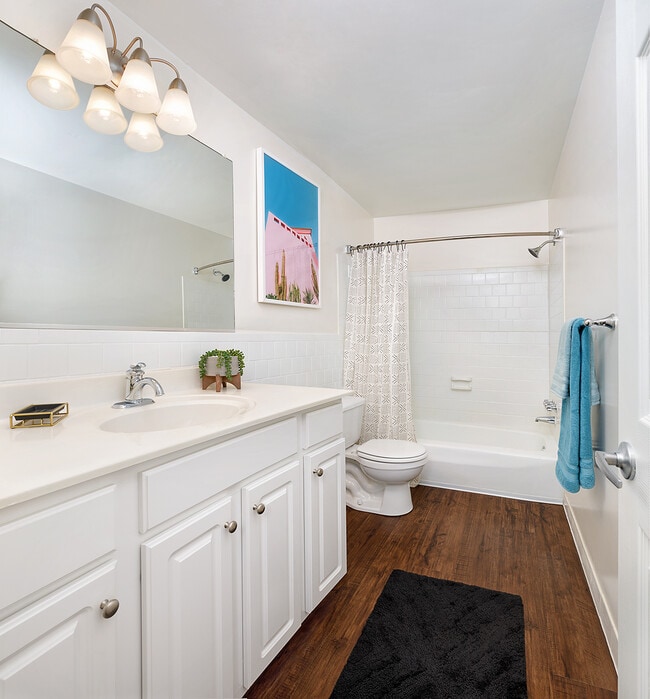 Brentwood Model Bath - Kings Crossing