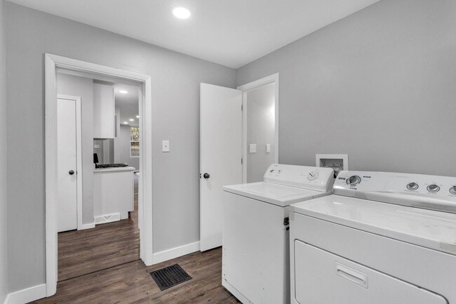 Building Photo - 4 Bed 2 Bath - Newly updated Shadyside home