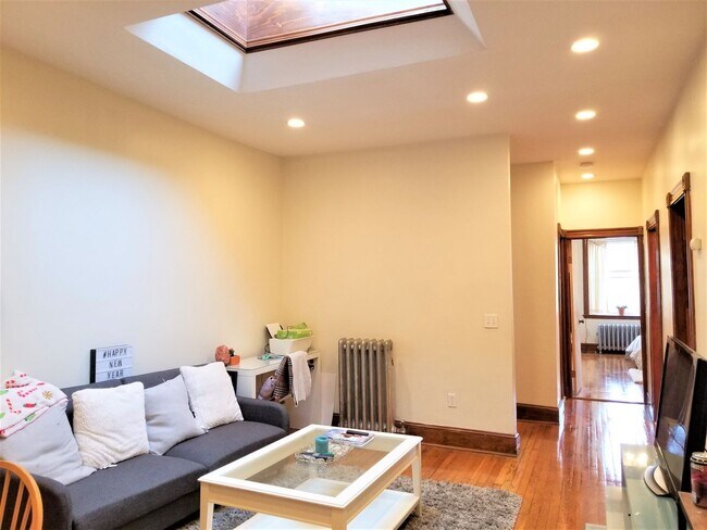 Foto del edificio - Spacious 3 Bed / 2 Bath in Prime Brookline — Heat & Hot Water Included | Cats OK | Broker Fee Pai...