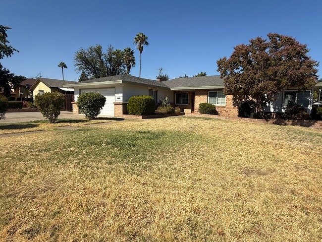 Building Photo - 3 bed 2 bath home available now!
