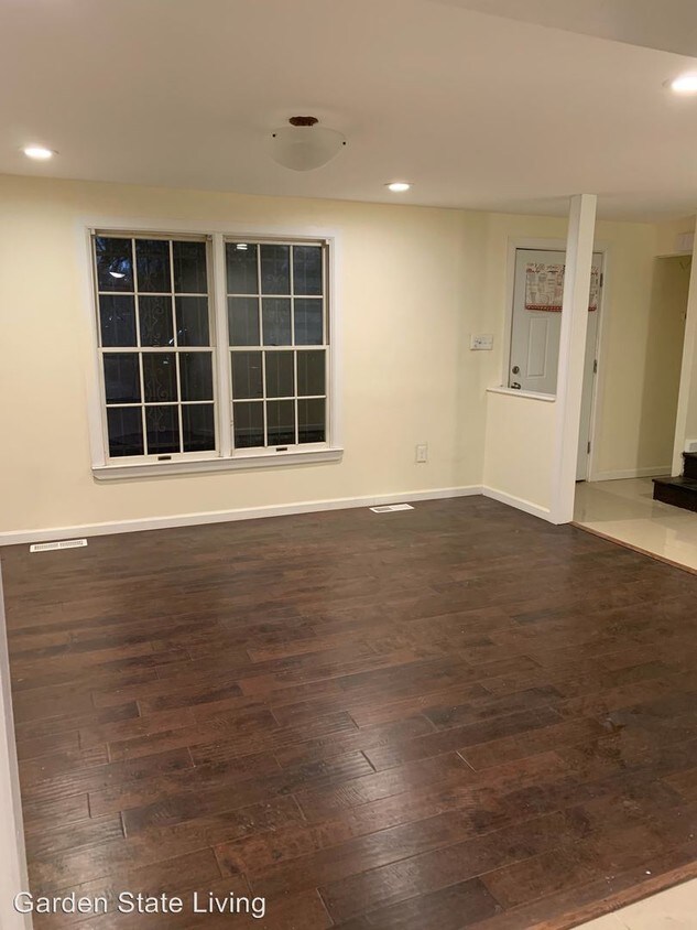 Foto principal - 3 br, 2.5 bath House - 10 Dandridge Drive