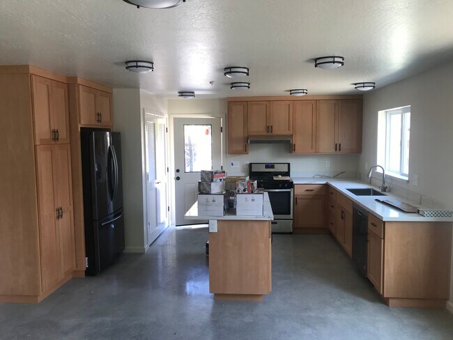 Cocina con barra para comer. Muchos armarios. Encimeras de cuarzo. - 314 Rigg St