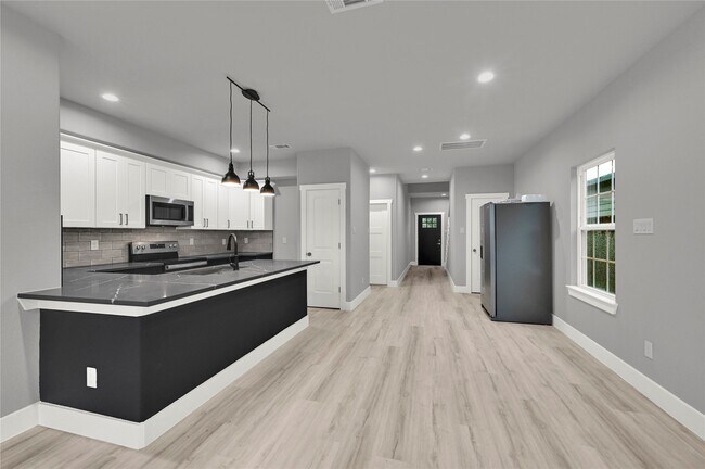 Foto del edificio - 7415 Hezekiah Ln