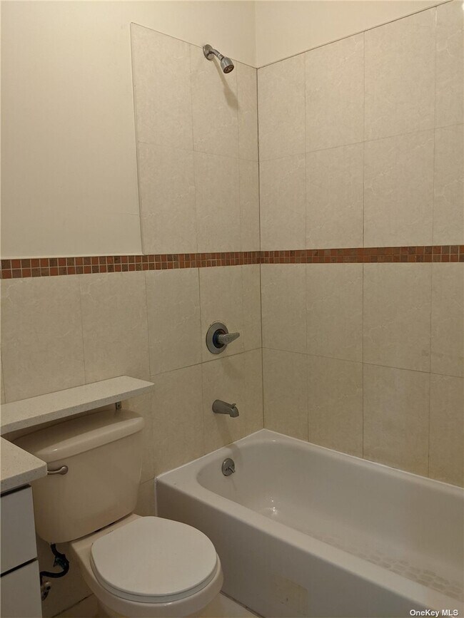 Foto del edificio - 45-44 164th St