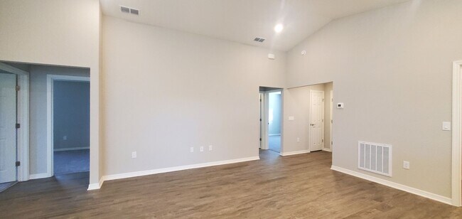 Foto del edificio - Like NEW!!! 4-Bedroom, 2-Bathroom in Villa...