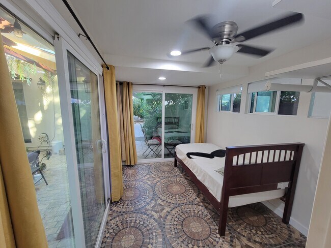 Foto del edificio - 11001 Darby Ave